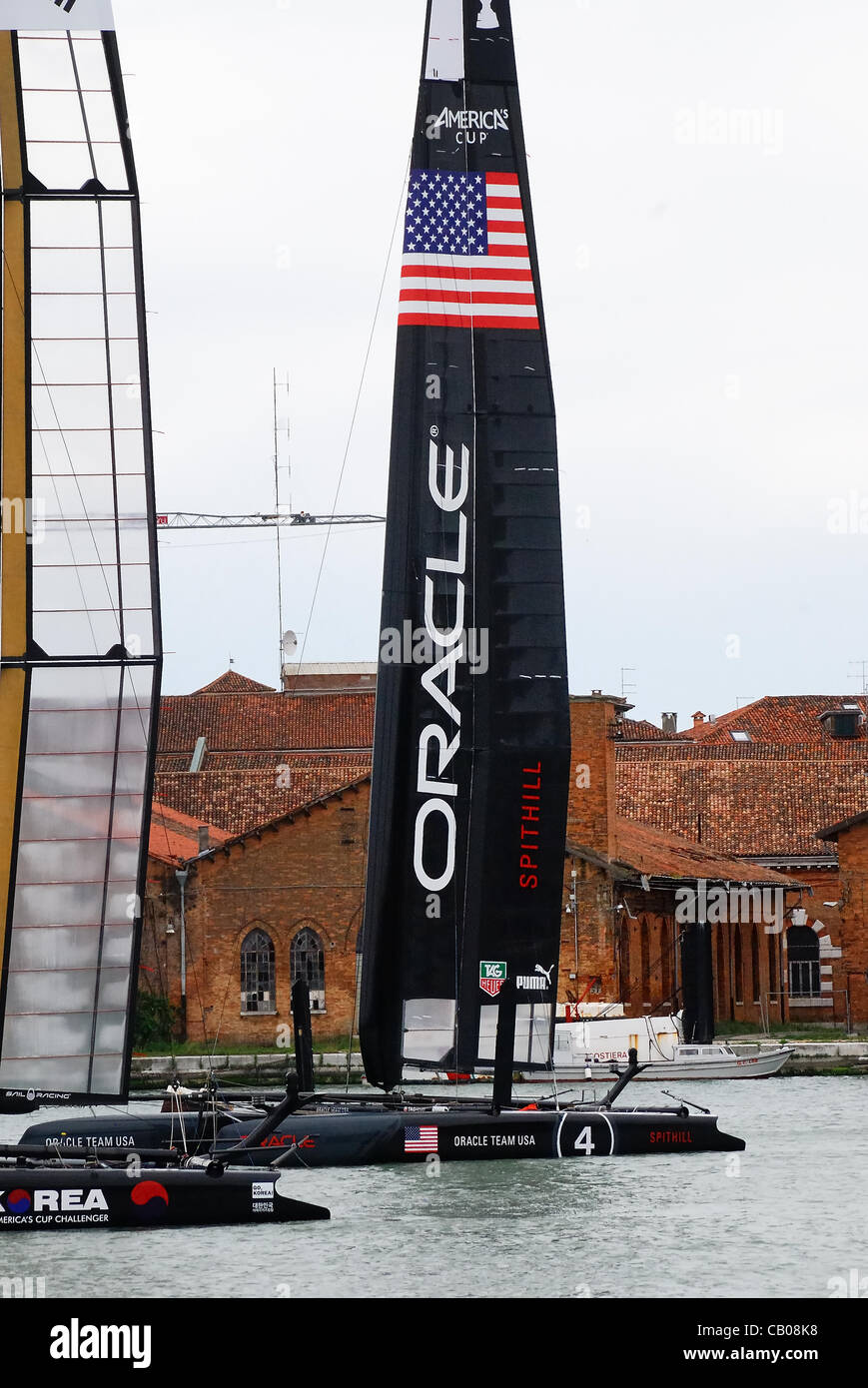 Amerikas Cup 2012 in Venice.The am schnellsten Segelschiffe in den Rest der Welt in das bezaubernde Szenario des Arsenale, warten auf die offiziellen WM-Rennen, die vom 17. Mai bis 20. zwei Rennen Kurs Bereiche: ein im offenen Meer, die andere in das Bacino San Marco stattfinden wird Stockfoto