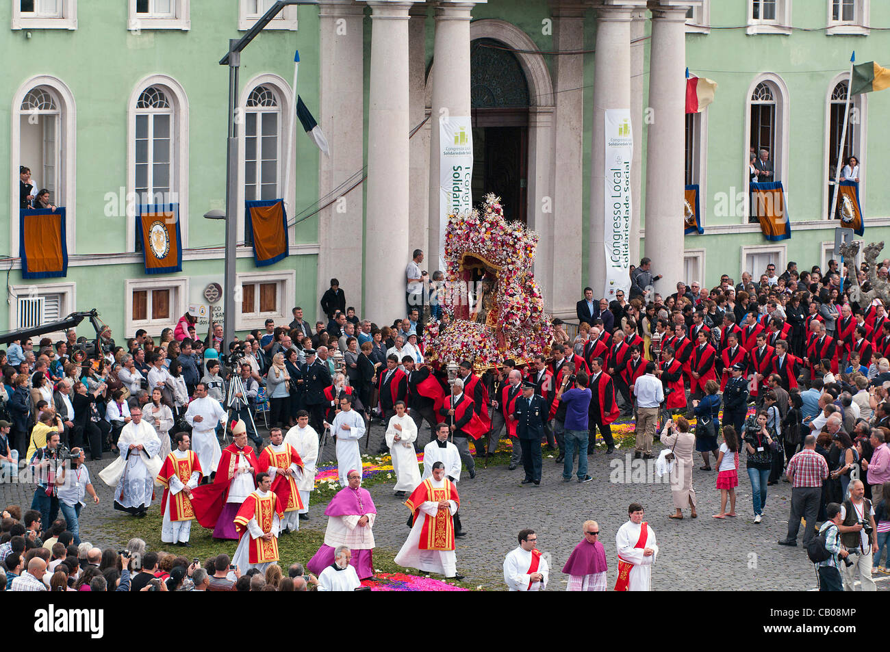 13. Mai 2012. Sonntag Prozession von den Festlichkeiten des ECCE HOMO. Im Bild ist Monsignore D. Rino Passigato, die die Feierlichkeiten und auch der Bischof von den Azoren, D. António Sousa Braga präsidiert. Dies sind die größten religiösen Feste des Azoren-Archipels. Stockfoto