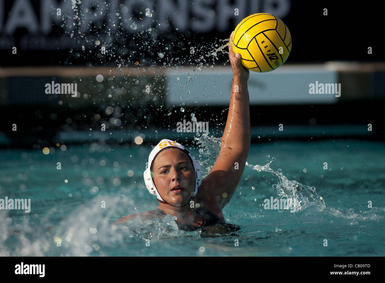 13. Mai 2012 - San Diego, Kalifornien - San Diego, CA; NCAA Frauen  Wasserball WM - 13. Mai 2012 - Jessy Cardey von UC Irvine spielen gegen  Gegner UCLA, Handspiel im Spiel