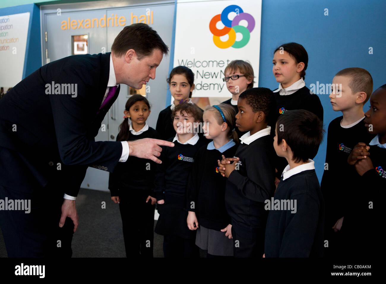 Großbritannien, LONDON-Mai 14, 2012:Nick Clegg, stellvertretende britische Premierminister Besuche die New North Academy, einer Grundschule in Islington, London. Er hielt einen Vortrag über "Schüler Premium" & trafen sich Schülerinnen und Schüler. Pupille Premium ist eine Politik, wo Schulen aufgefordert werden, im Wettbewerb um den besten Weg der Regierung Geld finden. Stockfoto