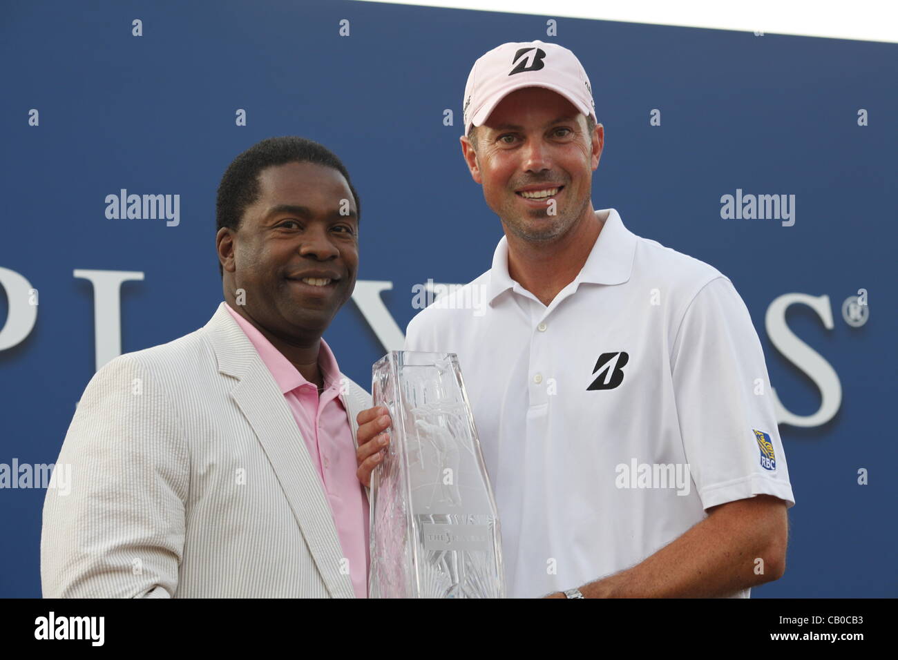 Den 13.05.2012. Sawgrass N Carolina USA.  Matt Kuchar und Jacksonville Major Alvin braun mit der Trophäe nach der letzten Runde des The Players Championship am TPC Sawgrass in Ponte Vedra Beach, FL. Stockfoto