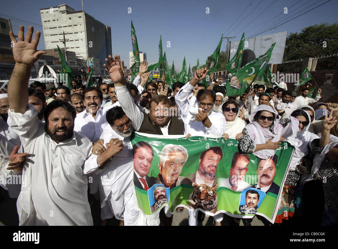 Anhänger der moslemischen Liga-N chant Parolen zu Gunsten ihrer Anforderungen während der Protestkundgebung am GT.road in Peshawar am Montag, 14. Mai 2012. Stockfoto