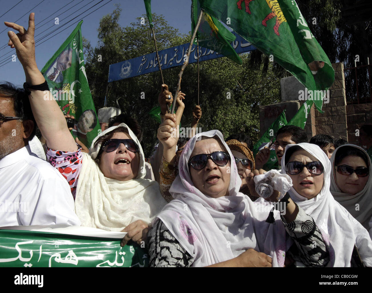 Anhänger der moslemischen Liga-N chant Parolen zu Gunsten ihrer Anforderungen während der Protestkundgebung am GT.road in Peshawar am Montag, 14. Mai 2012. Stockfoto