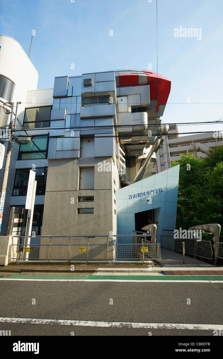 14. Mai 2012, Tokyo, Japan - The Bizarre Design von Aoyama technische Hochschule Gebäude zieht eine Menge Aufmerksamkeit der Leute Stockfoto