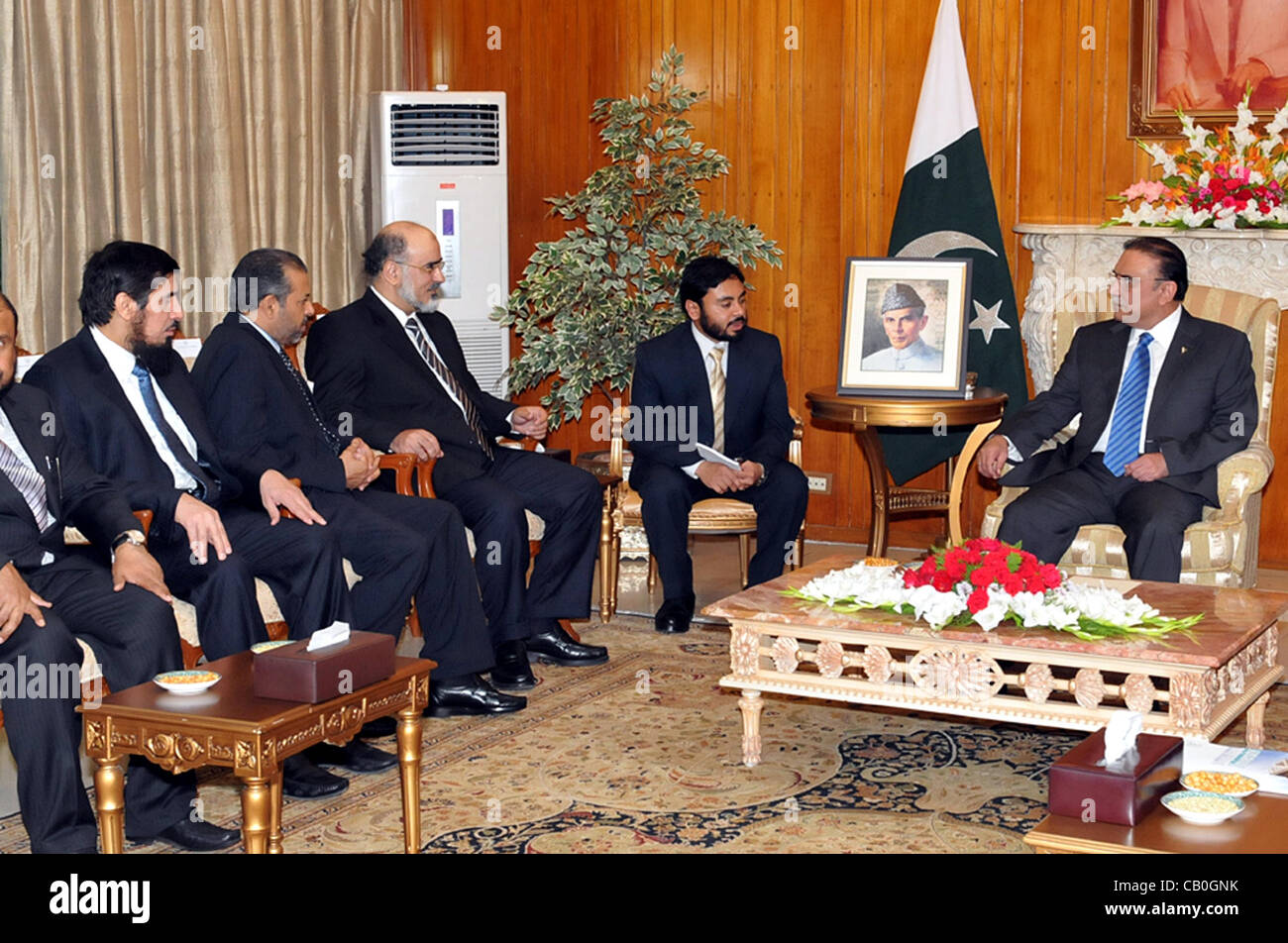 Präsident Asif Ali Zardari spricht mit Prof.Dr.Sulaiman Abdullah Abal-Khail, Rektor der Imam Mohammad bin Saud Islamische Universität von Riad, bei Treffen in Aiwan-e-Sadr in Islamabad auf Dienstag, 15. Mai 2012. Stockfoto