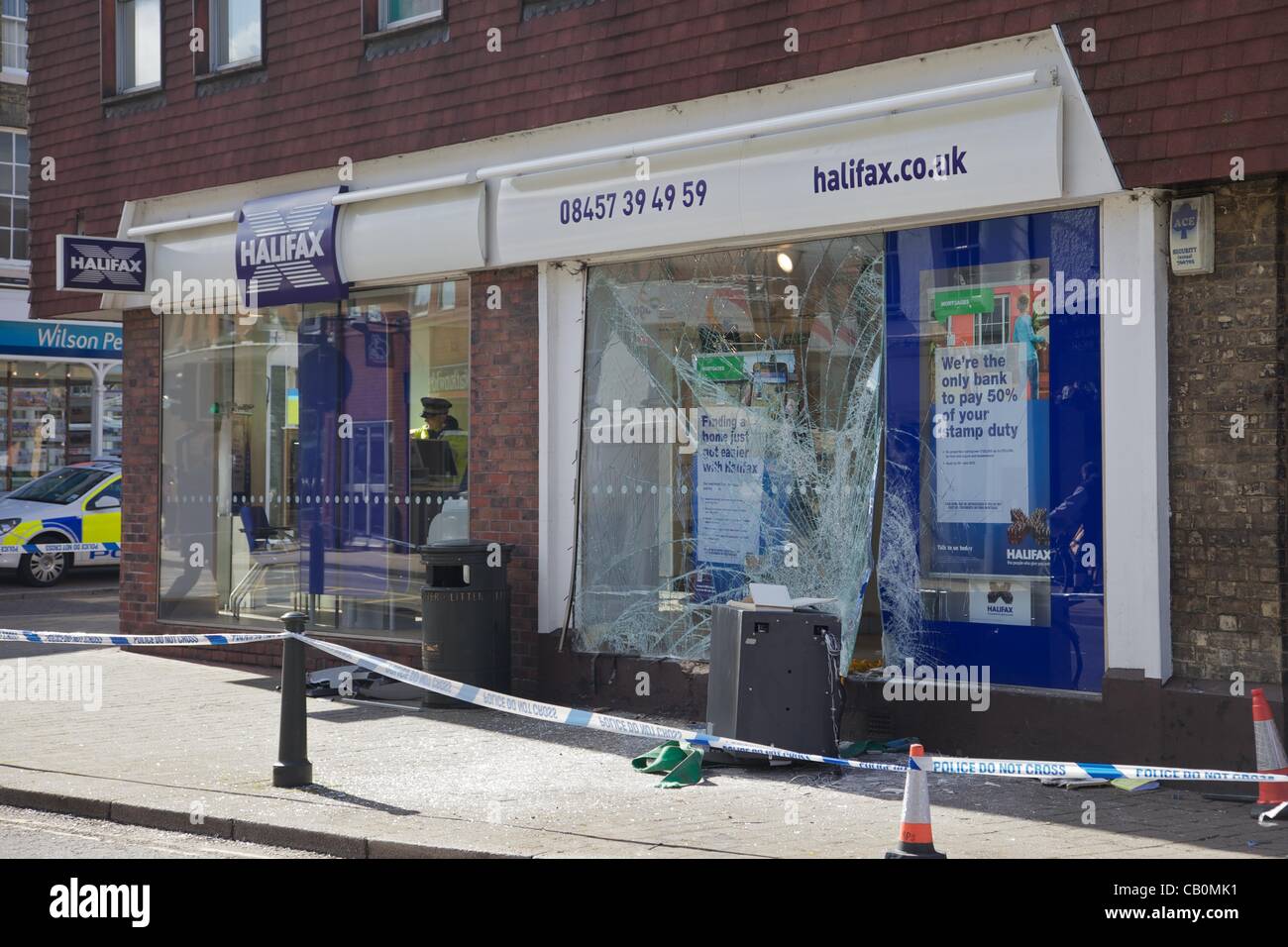Eine Filiale der Halifax Bank nach einem versuchten Raub der Ram Raid der ATM Maschine, Biggleswade England Stockfoto