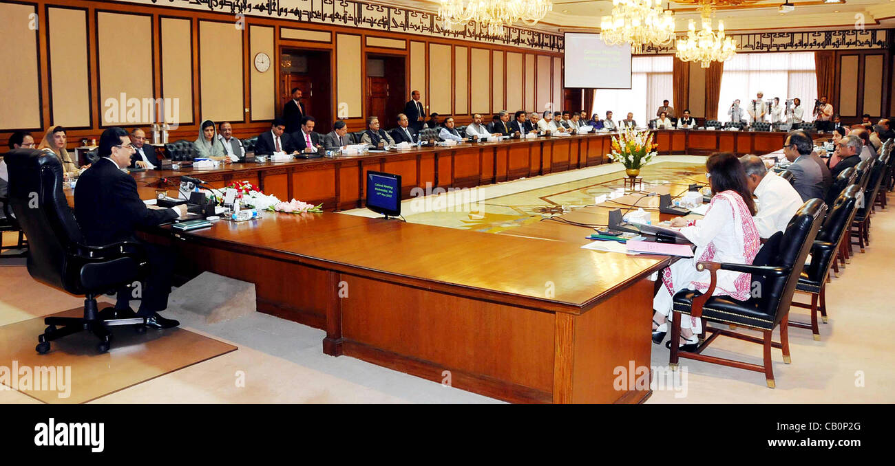 Premierminister Syed Yousuf Raza Gilani leitet das Bundeskabinett Sitzung bei PM Secretariat in Islamabad am Mittwoch, 16. Mai 2012. Stockfoto