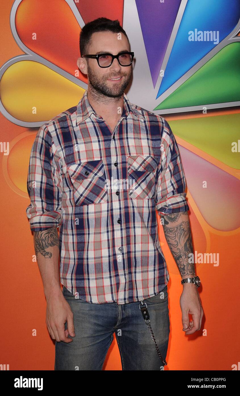 Adam Levine im Ankunftsbereich für NBC Network Upfronts Präsentation 2012, New York, NY 14. Mai 2012. Foto von: Kristin Callahan/Everett Collection Stockfoto Adam Levine im Ankunftsbereich für NBC Network Upfronts Präsentation 2012, New York, NY 14. Mai 2012. Foto von: Kristin Callahan/Everett Collection Stockfoto