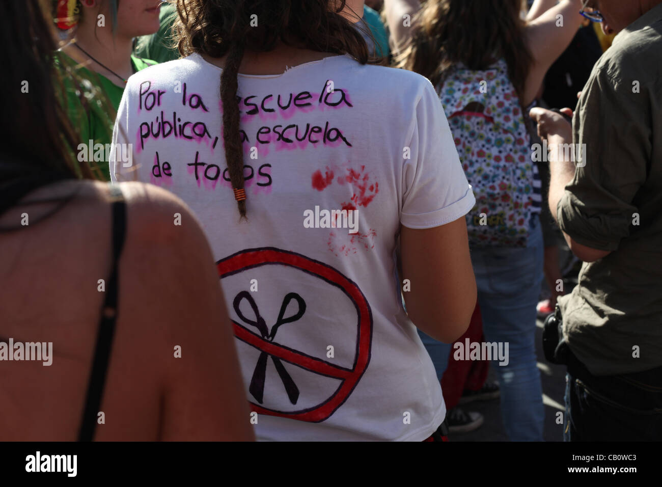 Madrid, Spanien. Eine Mädchen schreibt Protest-Parolen auf ihr T-shirt während der Bewegung besetzen Madrid am 15. Mai 2012.  Dieser Protest war das einjährige Jubiläum von Spaniens Indignado Bewegung, der ähnliche besetzen Bewegungen auf der ganzen Welt ausgelöst hat. Stockfoto