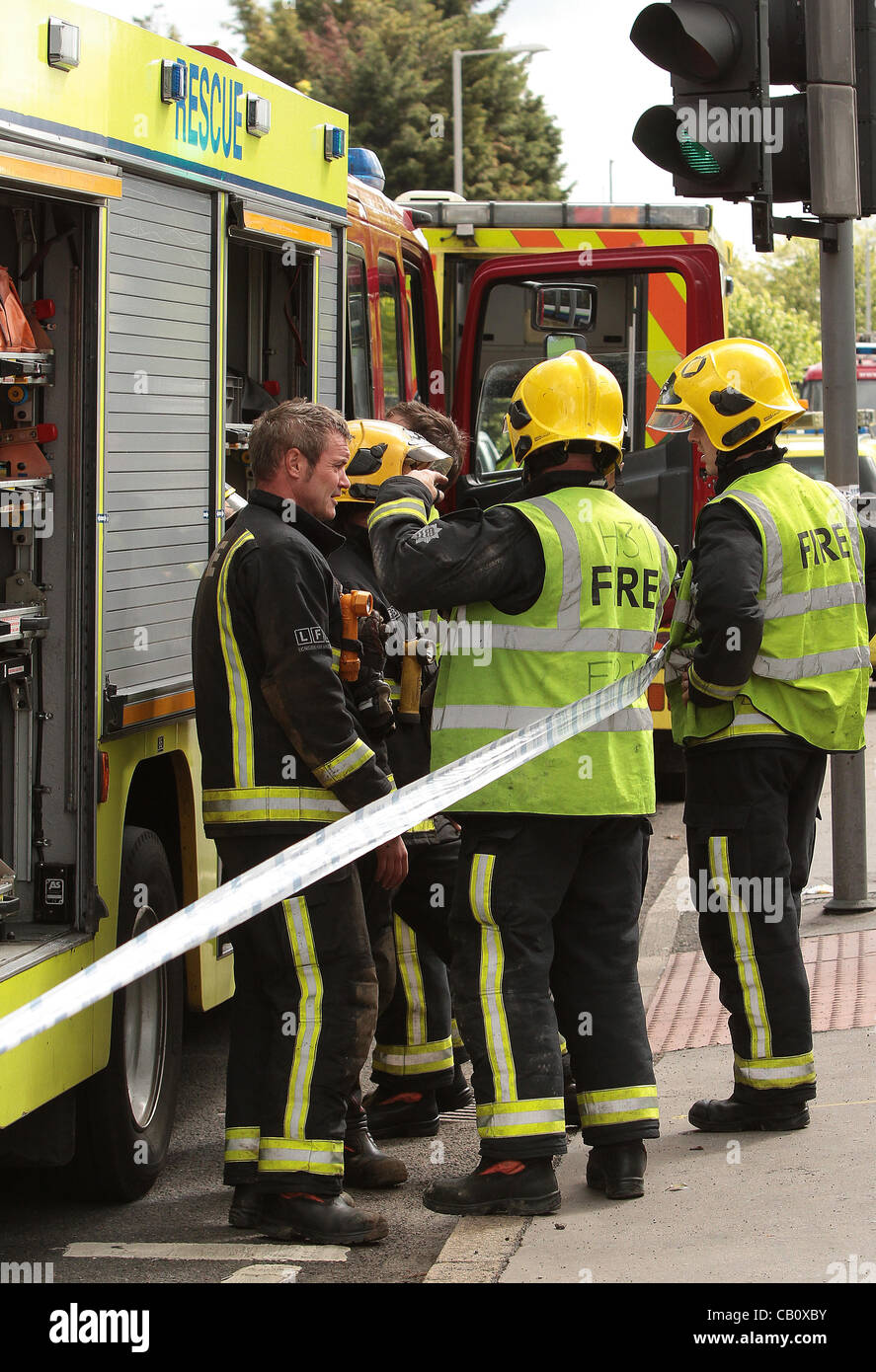 Croydon UK. 16 Mai 2012. Eine 28 Jahre alte Frau war 30 m unter einer Straßenbahn in Croydon, Südlondon nach dem Versuch, Straßenbahnlinien kreuzen gezogen. Rund 50 Rettungsdienste einschließlich Feuerwehr, Krankenwagen und Polizei waren auf Seite der Opfer unter der Straßenbahn zu extrahieren. Sie wurde mit einem Luft-Krankenwagen ins Krankenhaus gebracht. Stockfoto