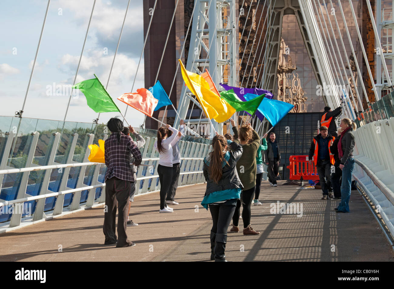 Eine Gruppe von jungen Menschen üben eine Fahnenschwingen Routine für den Looping die Schleife in Salford Quays, Veranstaltung am Samstag, 19. Mai. Die Veranstaltung markierte den Beginn des London 2012 "Spiele Time" im Nordwesten Englands und der erste Tag des Olympischen Fackellaufs in Großbritannien. Stockfoto