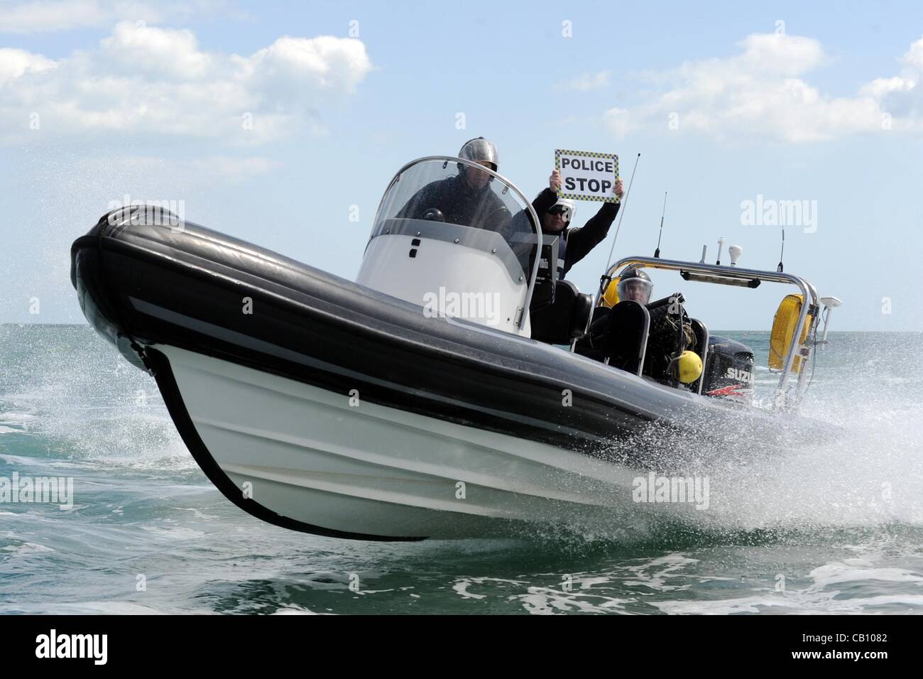 Polizei-Übung zu zeigen, wie sie würden aufhören, ein Schelm Boot während der Fahrt bei den Olympischen Spielen 2012, UK Stockfoto