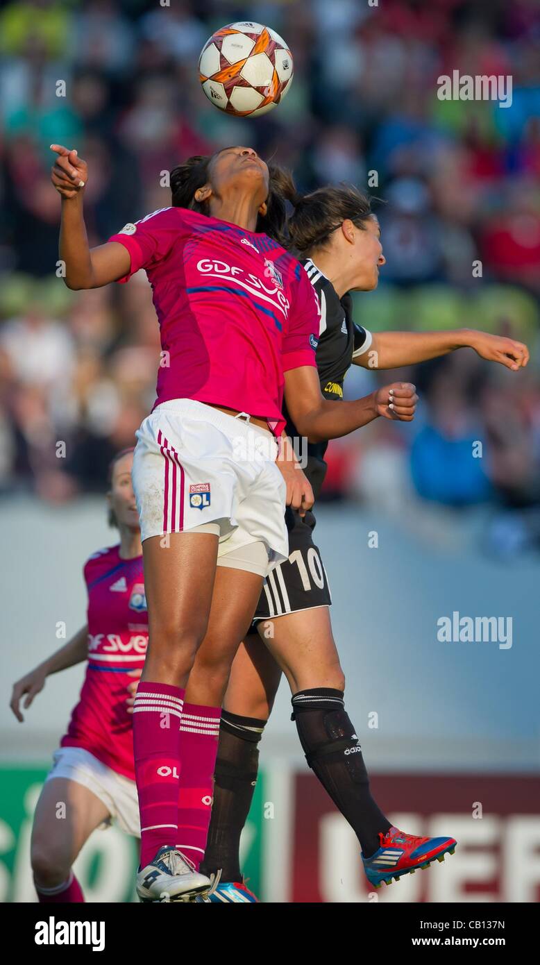 17.05.2012. München.  Frankfurter Dzsenifer Marozsan (r) und Lyonnais Wendie Renard wetteifern um die Kugel während der UEFA Womens Champions League Finale Fußballspiel zwischen Olympique Lyonnais und 1. FFC Frankfurt im Olympiastadion in München, 17. Mai 2012. Stockfoto