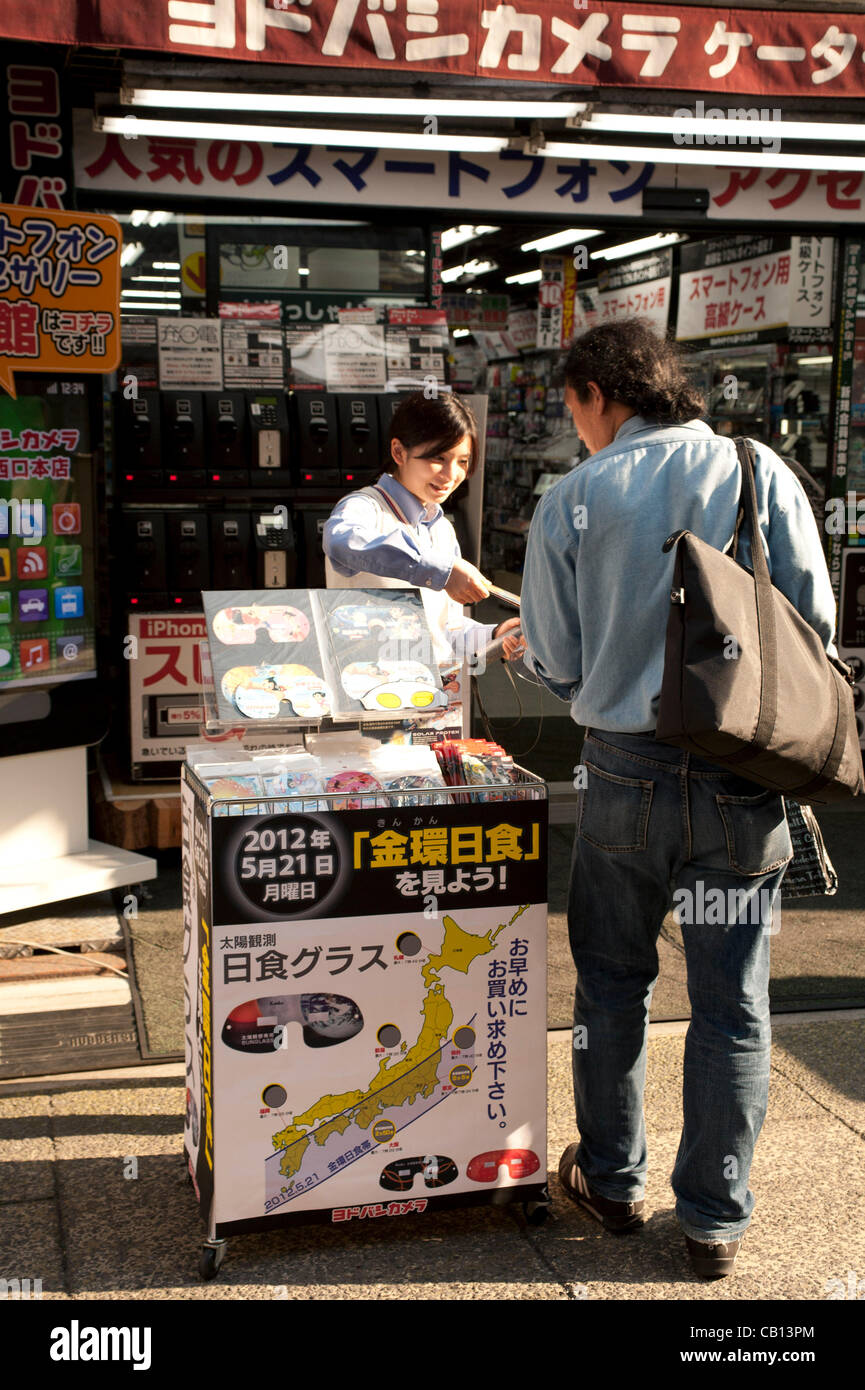 Tokio-Elektronik-Fachgeschäften verkaufen Teleskope und Spezialgläser wie das Land bereit, erleben Sie eine partielle Sonnenfinsternis am Montag 21. Mai bekommt. Der Pfad des Montages Eclipse läuft fast direkt über Tokio und es soll einmal im 300-jährigen Chance, das Phänomen aus der japanischen Hauptstadt zu sehen sein. N Stockfoto