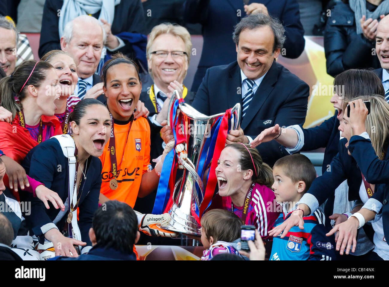 Sarah BOHADDI, LYON Damen 26, Sonia BOMPASTOR, LYON Damen 18 Jubeln Mit Champions League Pokal, Trophaee Trophy, Lebenswege Michel PLATINI, Präsident der UEFA, Jubel, Freude, Schlagzeuggeschäft, Feiern, Lachen, Jubelt, Freuen, Reisst sterben Arme Hoch, Ballt Die Faust 1. FFC FRANKFURT - OLYMPIQUE LYON (0 -2) Fussb Stockfoto