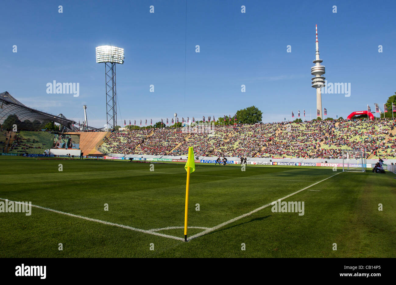 Olympiaturm Und Stadion, Fussballstadion, Innenansicht, Rasen, Dach, 1. FFC FRANKFURT - OLYMPIQUE LYON (0 -2) Fussball DAMEN UEFA Champions League Finale, Olympiastadion Muenchen, 17.05.2012 CL-Saison 2011/2012-Fotograf: Peter Schatz Lacknerstr.7 85567 G R ein f ich n g 0171-8300650 ps@magics.de Ww Stockfoto