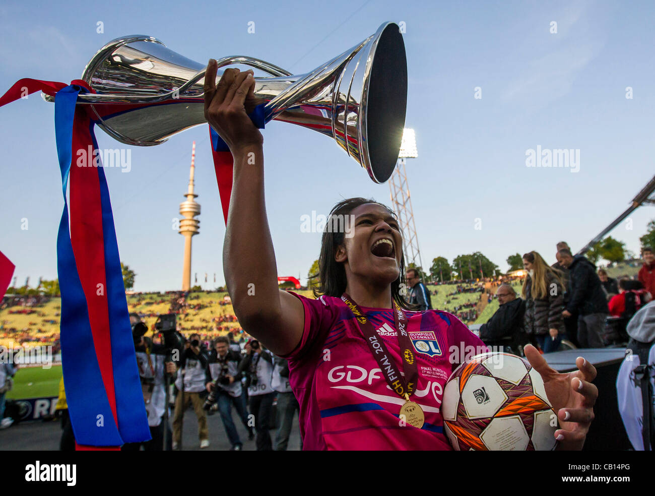Wendie RENARD, LYON Damen 3 Jubelt Mit Champions League Pokal, Jubel, Im Hintergrund der Olympiaturm, Jubel, Freude, Schlagzeuggeschäft, Feiern, Lachen, Jubelt, Freuen, Reisst sterben Arme Hoch, Ballt Die Faust 1. FFC FRANKFURT - OLYMPIQUE LYON (0 -2) Fussball DAMEN UEFA Champions League Finale, Olympiastadio Stockfoto