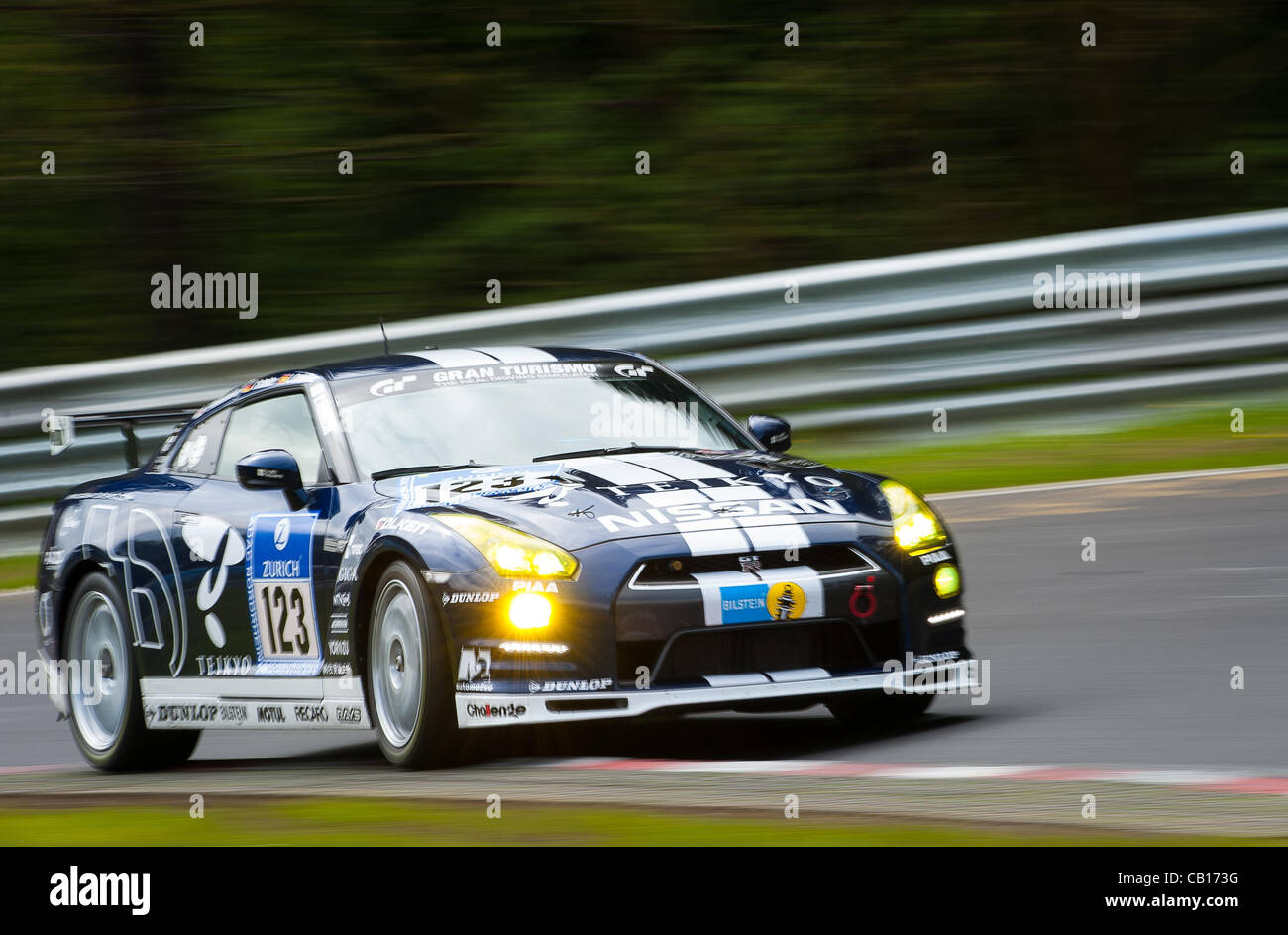 Kazunori Yamauchi (JPN) / Yasukichi Yamamoto (JPN) / Tobias Schulze (GER) / Lucas Ordonez (ESP) fahren die #123 SP8-T Team GT Academy Nissan GT-R im Zeittraining zum Nürburgring 24-Stunden-Rennen in der Nähe von Nurburg, Deutschland am 18. Mai 2012. Foto: Matt Jacques Stockfoto