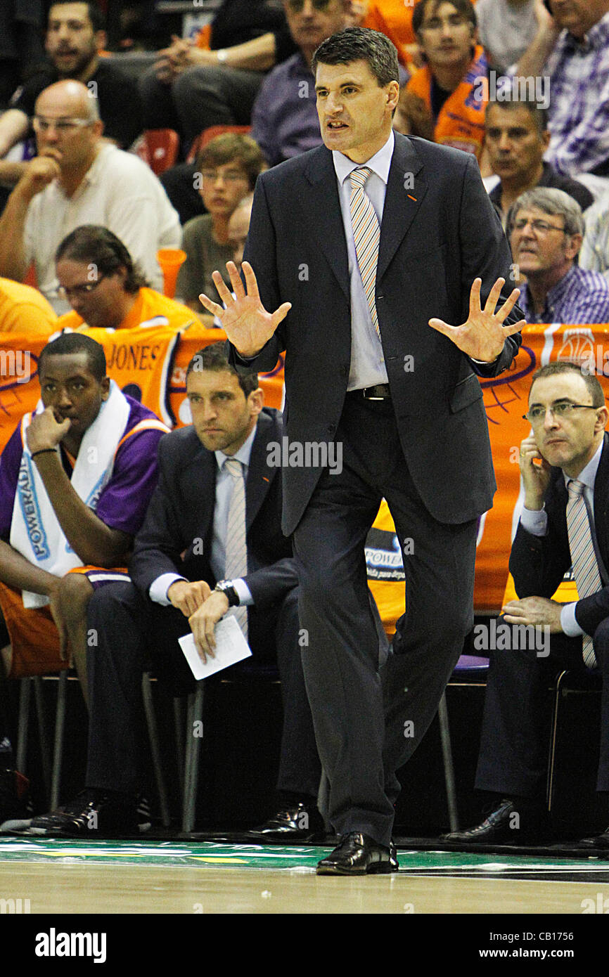 Liga ACB, Playoffs 2012 - 1/4 Finale - Valencia Basket Club vs Lagun Aro GBC - Font de Sant Lluis, Valencia - Spanien - Perasovic, Valencia BAsket Trainer reagiert, um seinen Spielern Anweisungen zu geben Stockfoto