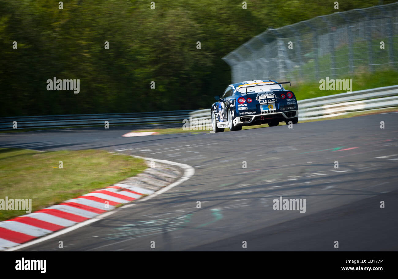 Kazunori Yamauchi (JPN) / Yasukichi Yamamoto (JPN) / Tobias Schulze (GER) / Lucas Ordonez (ESP) fahren die #123 SP8-T Team GT Academy Nissan GT-R im Zeittraining zum Nürburgring 24-Stunden-Rennen in der Nähe von Nurburg, Deutschland am 18. Mai 2012. Foto: Matt Jacques Stockfoto