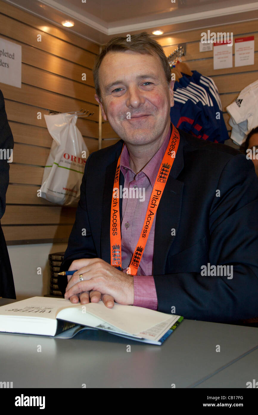 Lords Cricket Ground, London 18. Mai 2012. Ehemaliges England Cricketer und linken Arm spin Bowler Phil Tufnell, Unterzeichnung Exemplare seines neuen Buches "Tuffers" an der Lords Cricket-Sport-Shop. Stockfoto