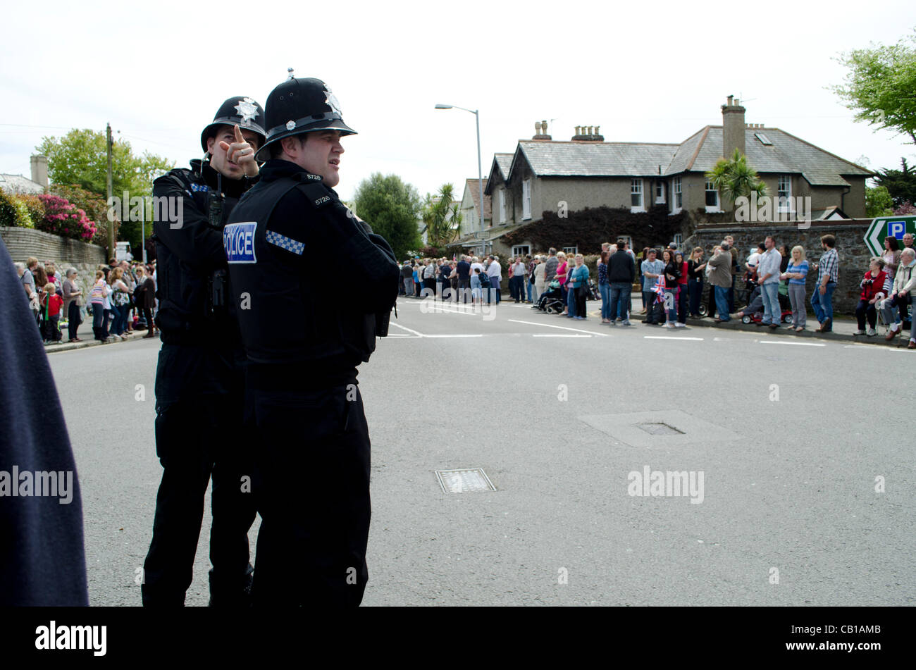 Polizei mit Masse für Falmouth Olympische Fackel Stockfoto