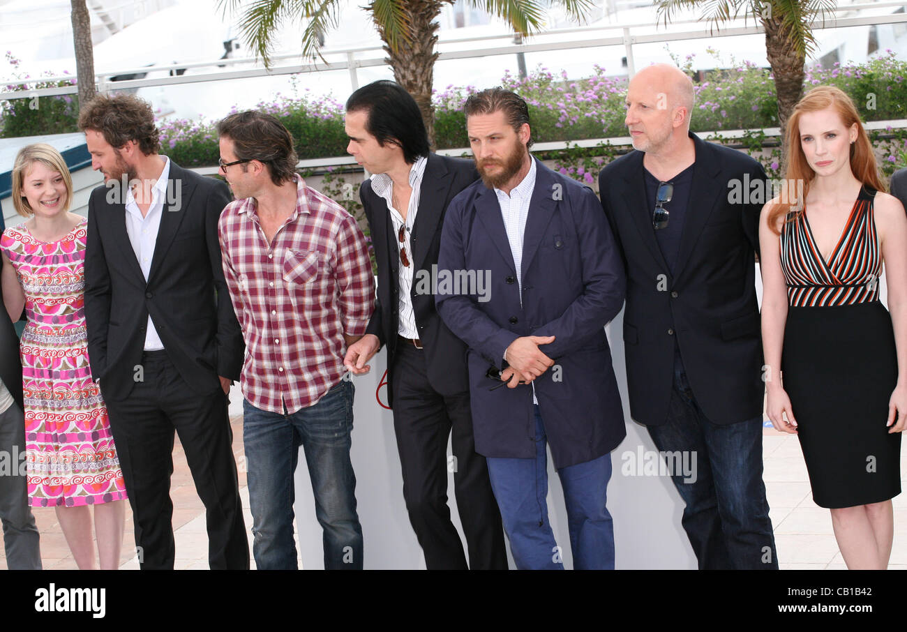 Mia Wasikowska, Jason Clarke, Guy Pearce, Nick Cave, Tom Hardy, John Hillcoat, Jessica Chastain an die Lawless film Fototermin bei der 65. Filmfestspiele von Cannes. Das Drehbuch für den Film Lawless wurde von Nick Cave und unter der Regie von John Hillcoat. Samstag, 19. Mai 2012 in Cannes Filmfestival, Stockfoto