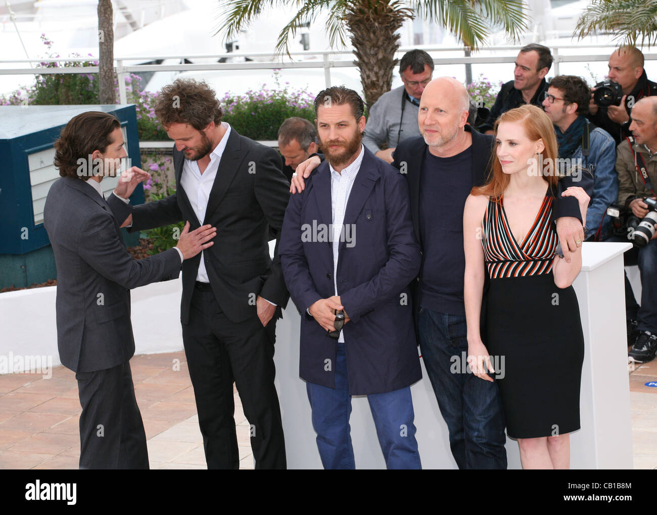 Shia Labeouf, Jason Clarke, Tom Hardy, John Hillcoat, Jessica Chastain, bei den gesetzlosen Film Fototermin bei der 65. Filmfestspiele von Cannes. Das Drehbuch für den Film Lawless wurde von Nick Cave und unter der Regie von John Hillcoat. Samstag, 19. Mai 2012 in Cannes Film Festival, Frankreich. Stockfoto