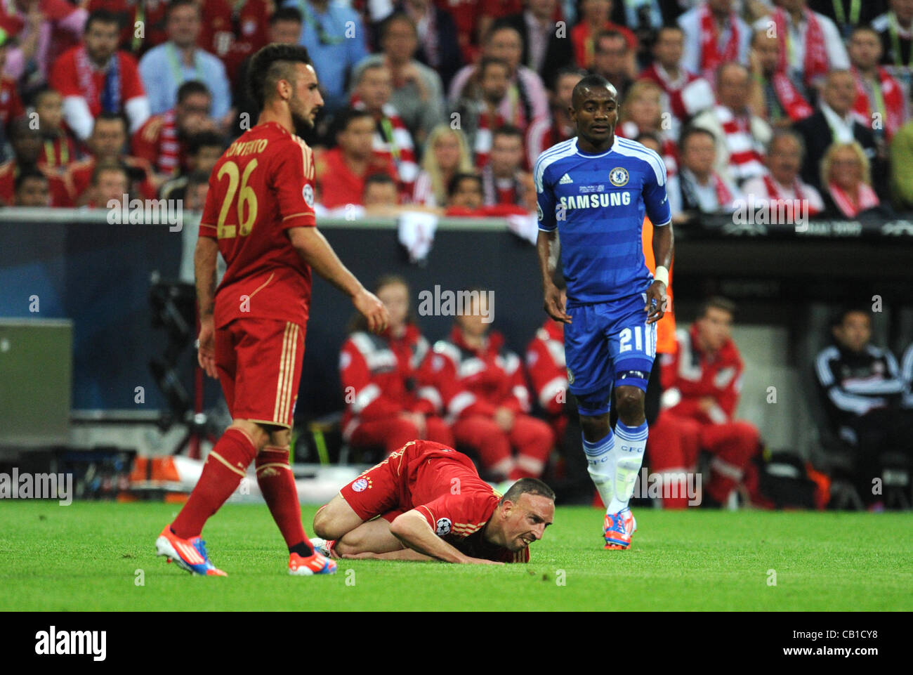Münchner Franck Ribery (C) liegt auf dem Boden neben Chelseas Salomon Kalou (R) während der UEFA Champions League Fußball-Finale zwischen FC Bayern München und FC Chelsea an der Fu Ball Arena M Nchen in München, 19. Mai 2012. Stockfoto