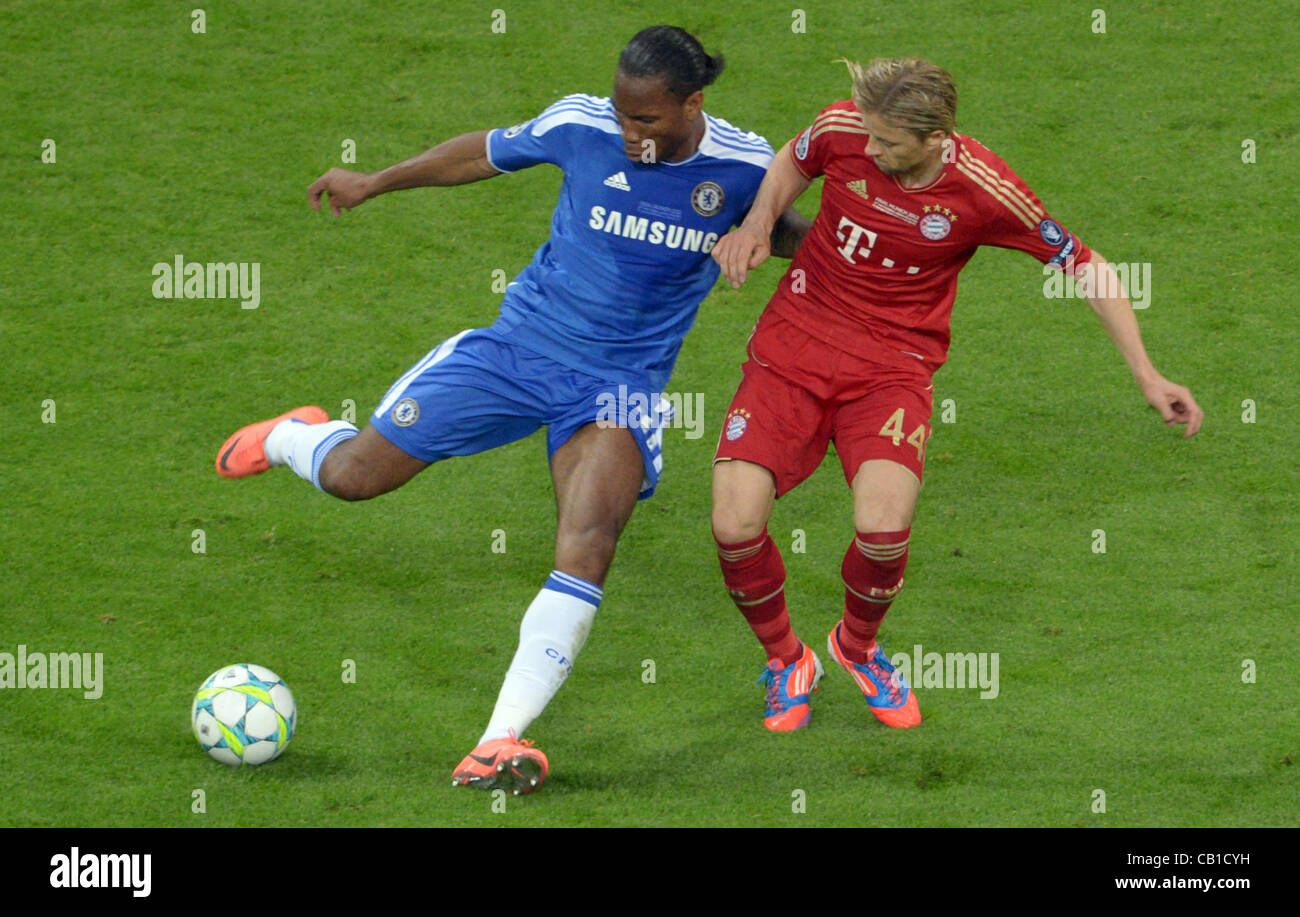 Münchner Anatoliy Tymoshchuk (R) und Chelseas Didier Drogba wetteifern um die Kugel während der UEFA Champions League Fußball-Finale zwischen FC Bayern München und FC Chelsea an der Fu Ball Arena M Nchen in München, 19. Mai 2012. Stockfoto