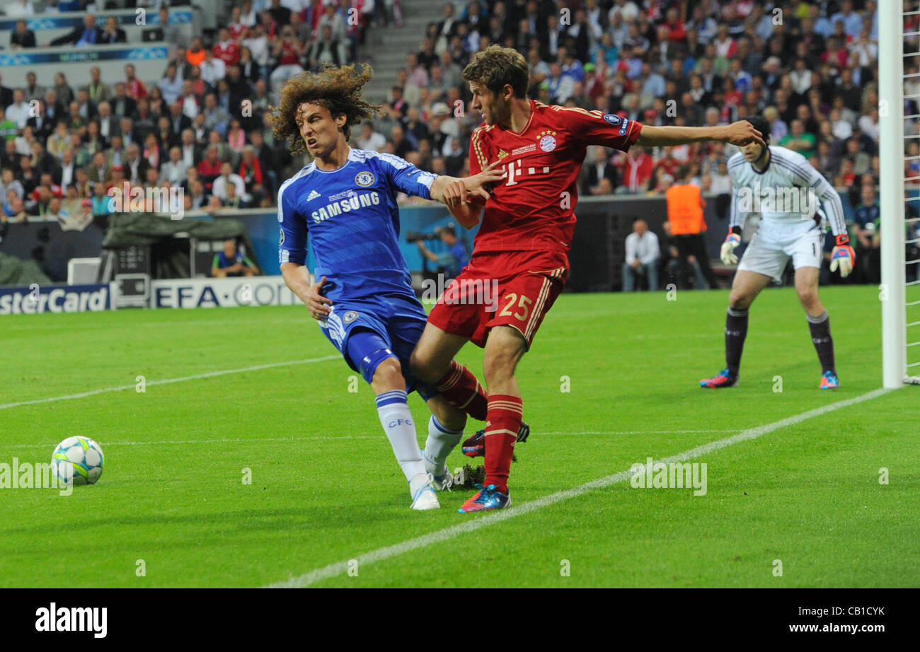 Münchner Thomas Mueller (R) und Chelseas David Luiz wetteifern um die Kugel während der UEFA Champions League Fußball-Finale zwischen FC Bayern München und FC Chelsea an der Fu Ball Arena M Nchen in München, 19. Mai 2012. Stockfoto