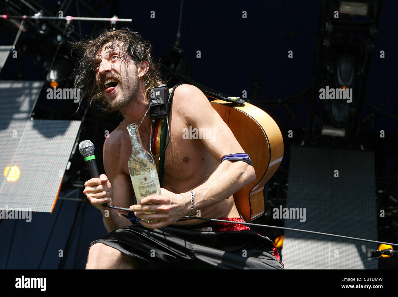 19. Mai 2012 - führt Gulf Shores, ALABAMA, Vereinigte Staaten - Eugene Hutz von Gogol Bordello während des zweiten Tages des Hangout Music Festival in Gulf Shores, Alabama, USA am 19. Mai 2012.   Das dreitägige Musikfestival findet statt am Strand entlang der Golfküste von südlichen Alabama. (Kredit Im Stockfoto