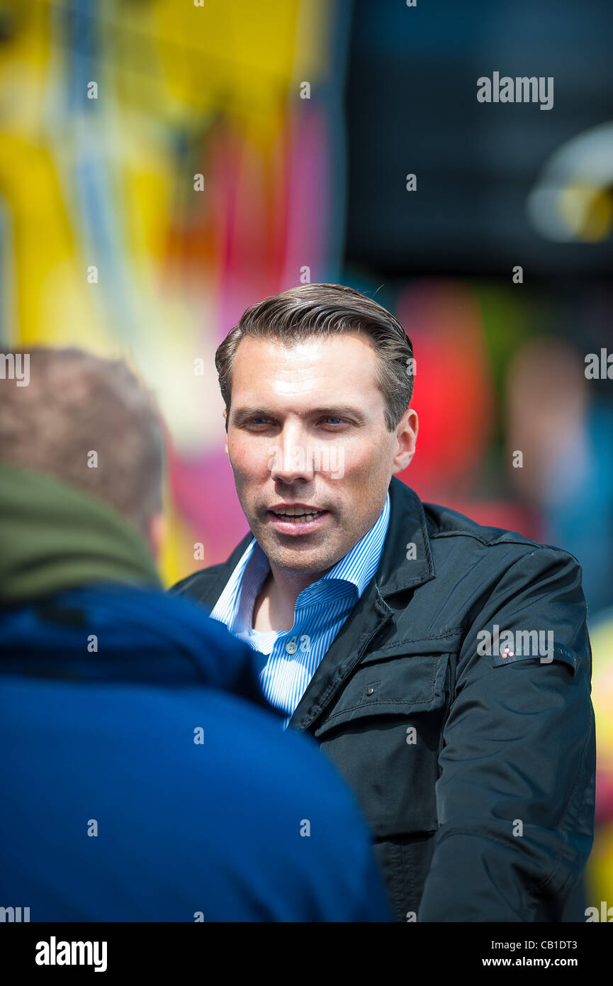 Fans und Teilnehmer mischen sich während der pre-Race-Aktivitäten vor dem Nürburgring 24 Stunden Ausdauer-Rennen in der Nähe von Nurburg, Deutschland am 19. Mai 2012. Foto: Matt Jacques Stockfoto
