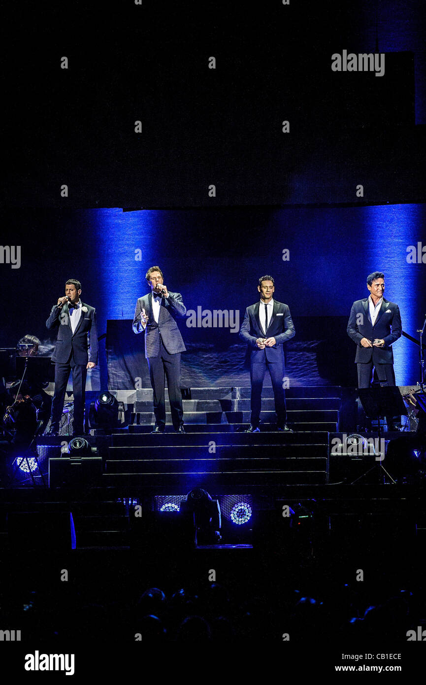 19. Mai 2012 - Toronto, Ontario, Kanada - multinationale operatic pop vocal Gruppe IL DIVO durchzuführen live im Air Canada Centre in Toronto. Im Bild: SEBASTIEN IZAMBARD, CARLOS MARIN, DAVID MILLER und URS Bühler (Credit-Bild: © Igor Vidyashev/ZUMAPRESS.com) Stockfoto