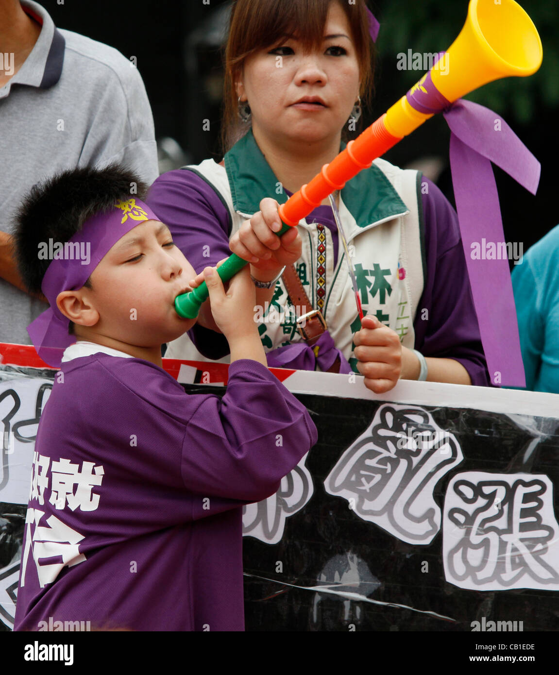 Taiwan, Taichung, 20. Mai 2012. Anhänger der Demokratischen Fortschrittspartei anzeigen Plakate und schreien ihre Wut an Präsident Ma Ying-Jeou aufgrund der umstrittenen Richtlinien am Tag seiner Amtseinführung für eine zweite Amtszeit. Stockfoto