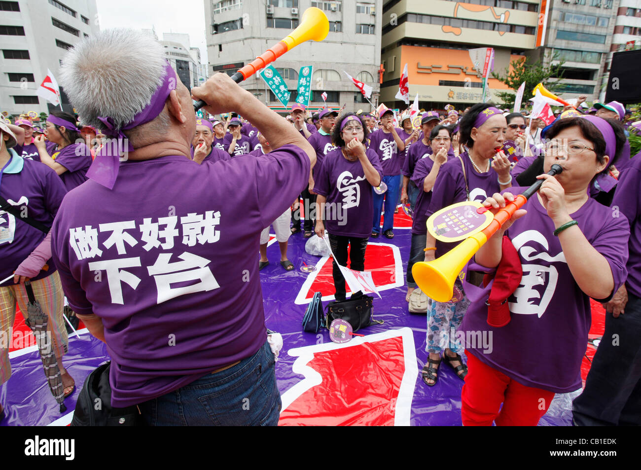 Taiwan, Taichung, 20. Mai 2012. Anhänger der Demokratischen Fortschrittspartei anzeigen Plakate und schreien ihre Wut an Präsident Ma Ying-Jeou aufgrund der umstrittenen Richtlinien am Tag seiner Amtseinführung für eine zweite Amtszeit. Stockfoto
