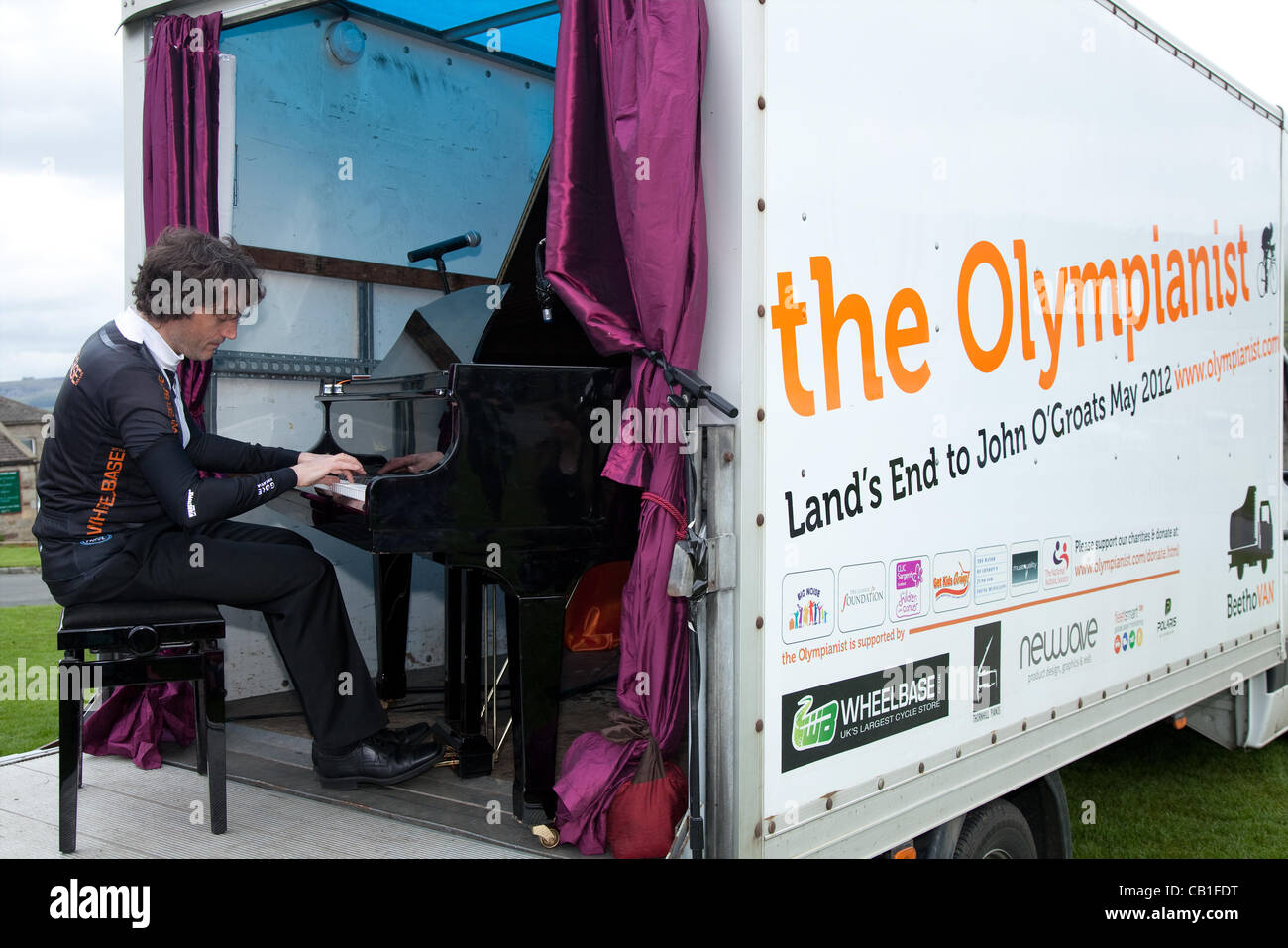 Anthony Hewitt ist der Olympianist er ist Radfahren von Endland zu John O'Groats erklingt in Reeth, Swaledale, auf Samstag, 19. Mai 2012 North Yorkshire, UK Stockfoto