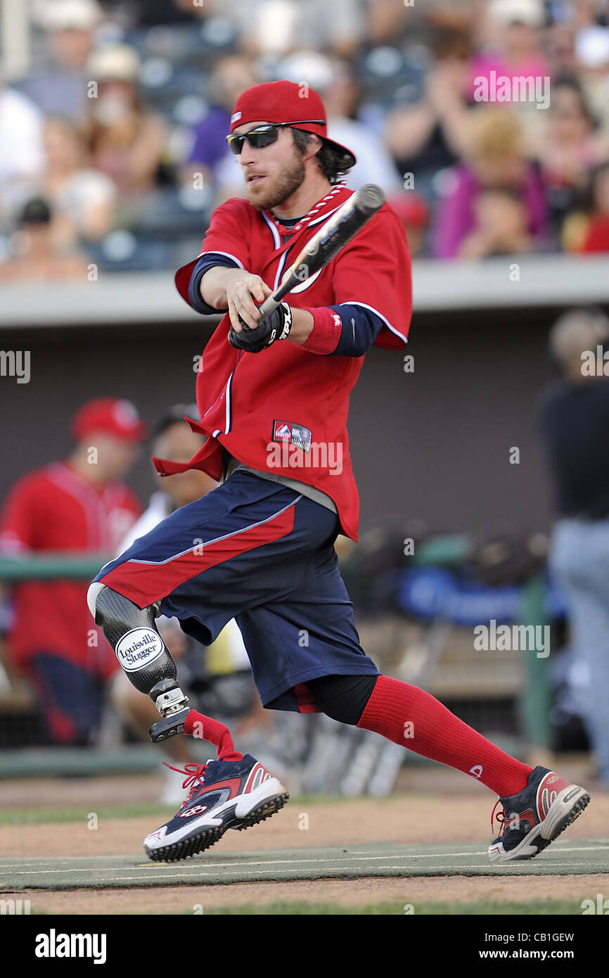 19. Mai 2012 - Albuquerque, New Mexico, USA - NICK CLARK schickt den Ball tief ins Feld heraus in ihrem Softballspiel gegen Hollywood-Stars. Samstag. Ein Team bestehend aus Darstellern aus der preisgekrönten AMC Network TV Serie Breaking Bad und andere Hollywood-Stars spielten die Verwundeten Stockfoto