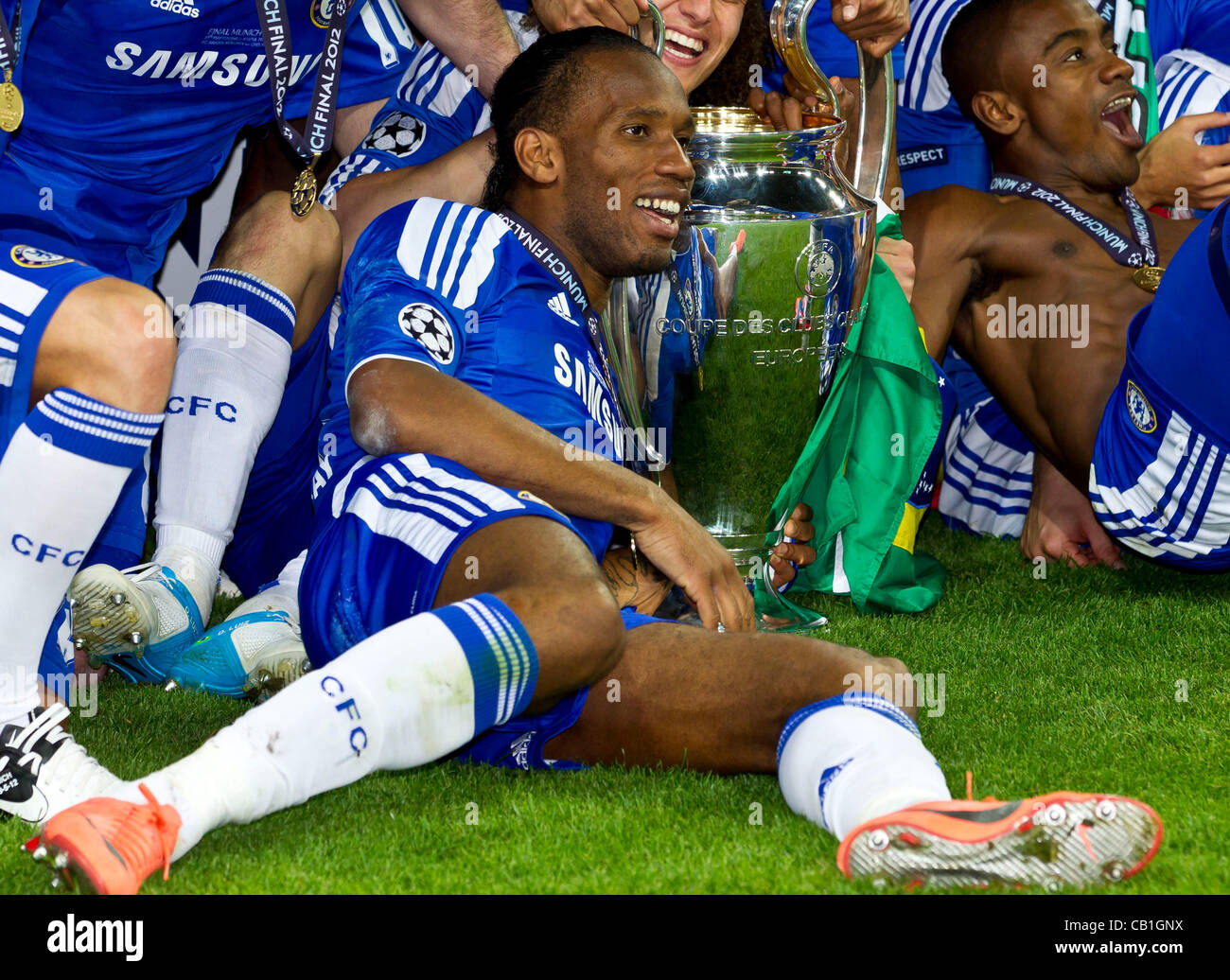 Jubel Chelsea Didier DROGBA, Chelsea11, Mit Champions League Pokal, Trophaee Trophy, Jubel, Freude, Schlagzeuggeschäft, Feiern, Lachen, Jubelt, Freuen, Reisst sterben Arme Hoch, Ballt Die Faust FC BAYERN München - FC CHELSEA (4 - 5) n.Elfmeterschiessen Fussball Herren UEFA Champions League Finale, Allianz Ar Stockfoto