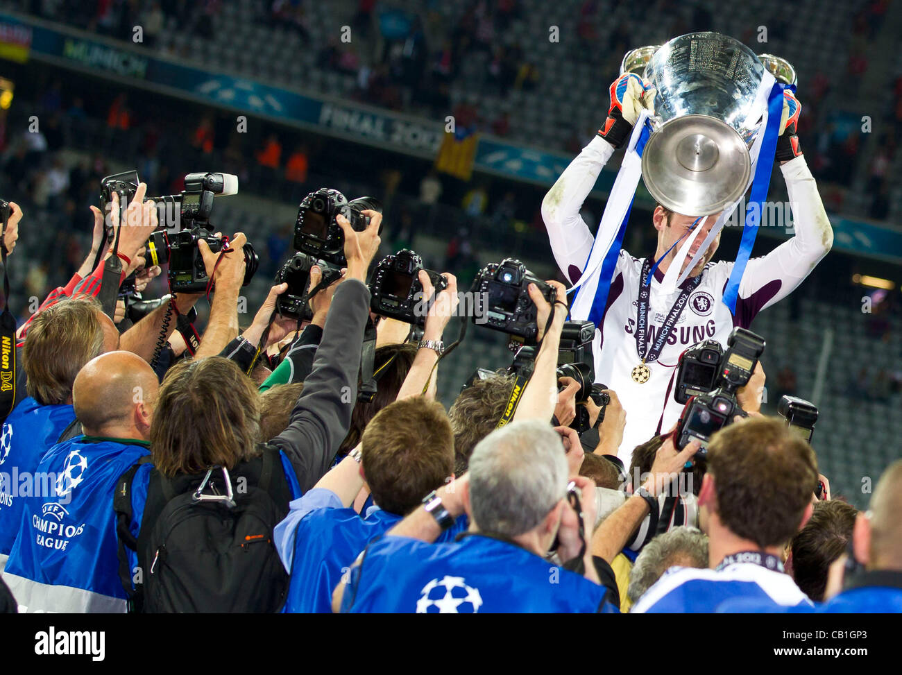Petr CECH, Chelsea1 Champions League Pokal, Trophaee, Trophäe, Umringt von Medien, Fernsehen, Fotografen, Jubel, Freude, Schlagzeuggeschäft, Feiern, Lachen, Jubelt, Freuen, Reisst sterben Arme Hoch, Ballt Die Faust FC BAYERN München - FC CHELSEA (4 - 5) n.Elfmeterschiessen Fussball Herren UEFA Champions League Stockfoto