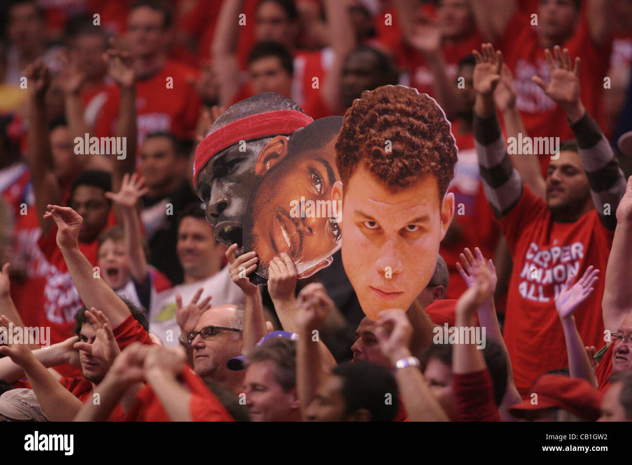 19.05.2012. Staples Center, Los Angeles, Kalifornien.  Fans von die Clippers haben Anzeichen für die Spieler. Die San Antonio Spurs besiegte die Los Angeles Clippers mit dem Endstand von 96-86 in Spiel 3 der NBA Playoffs im Staples Center in der Innenstadt von Los Angeles CA. Stockfoto
