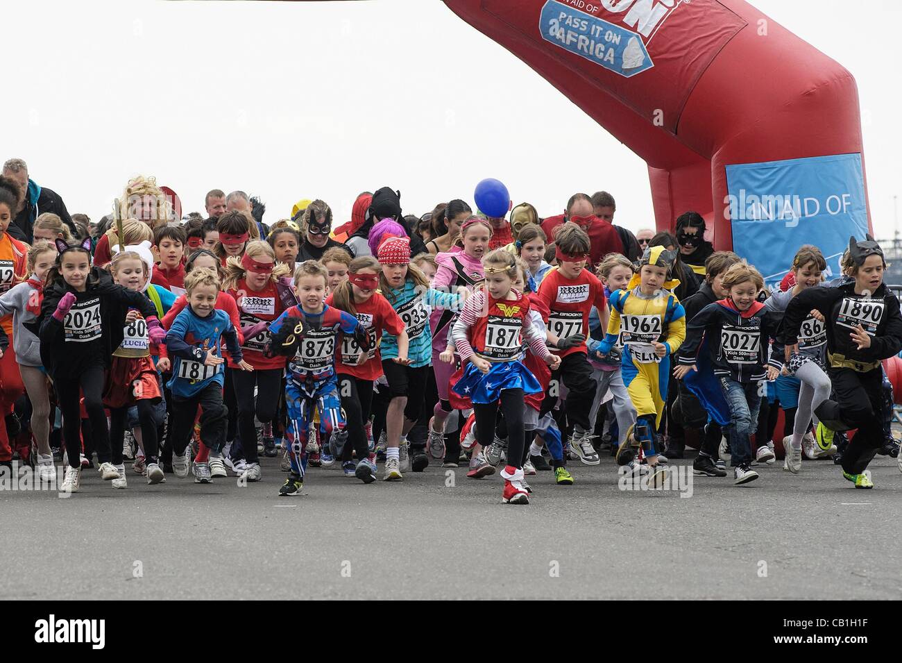 20. Mai 2012: Helden laufen für einen guten Zweck auf Brighton Seafront.  Vor der Erwachsenen Veranstaltung gab es eine 500M laufen für Kinder mit einem "Warm-up" im Voraus.  Rund 1200 Personen in Superhero Kostüme gekleidet und beteiligte sich an Nächstenliebe Volkslauf am berühmten Strandpromenade Brightons. Die Läuferinnen und Läufer konnte ausführen wählen Stockfoto