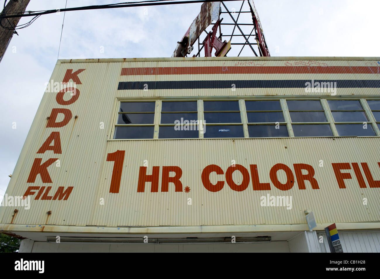 15. Mai 2012 - Atlanta, GA - The Goody Kamera und Fotofinishing Wirtschaftszweige Atlantas Ponce de Leon Avenue wurde jahrelang geschlossen, aber die verwitterten Vintage Kodak Zeichen thront auf dem Dach bleibt als Erinnerung an eine vergangene Ära. Die Zeichen ist ein touristischer geworden "must see". Eastman Kodak, 131-Jahr - Stockfoto