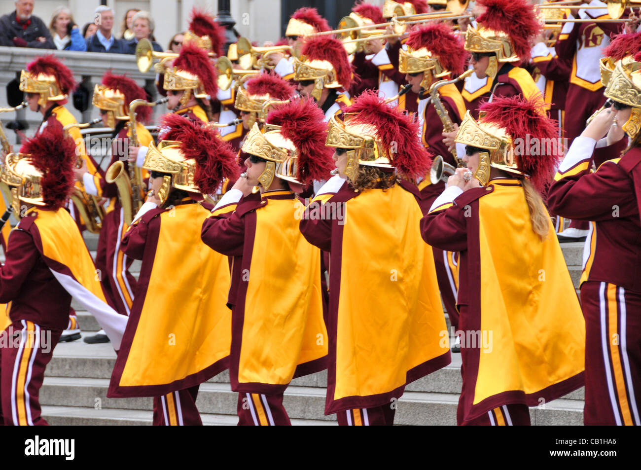 London, UK. 20.05.2012. University of Southern California (USC), Trojans Football Team Marching Band tanzen und führen vor der Nationalgalerie. Stockfoto