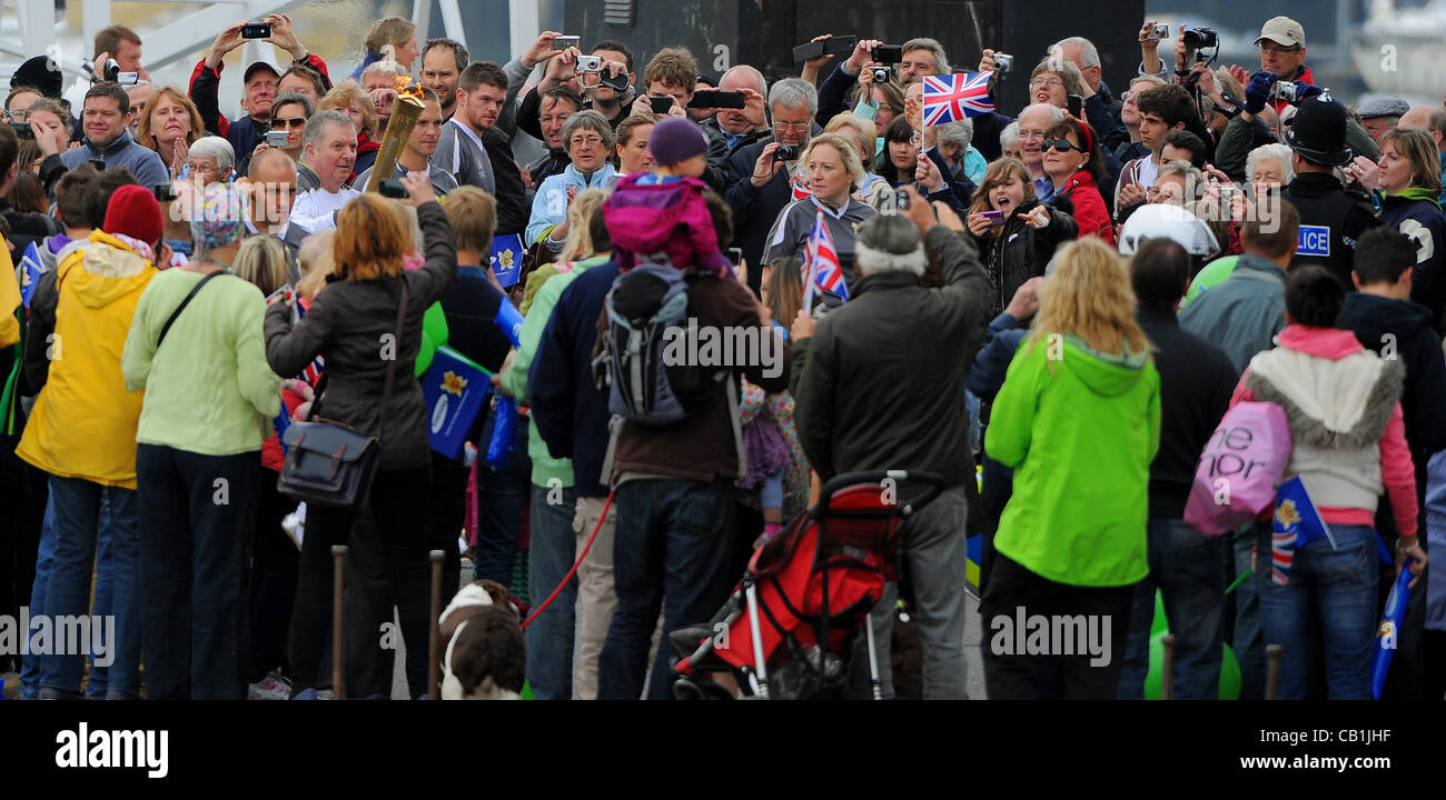 Dartmouth Grossbritannien 20 05 12 Olympische Fackel Relais Olympische Fackeltrager Barrie Goodfellow Mit Seinem Blindenhund Marshall Tragt Die Olympische Fackel Boot Schwimmen Hafenrundfahrt In Dartmouth Devon Wie Riesige Menschenmengen