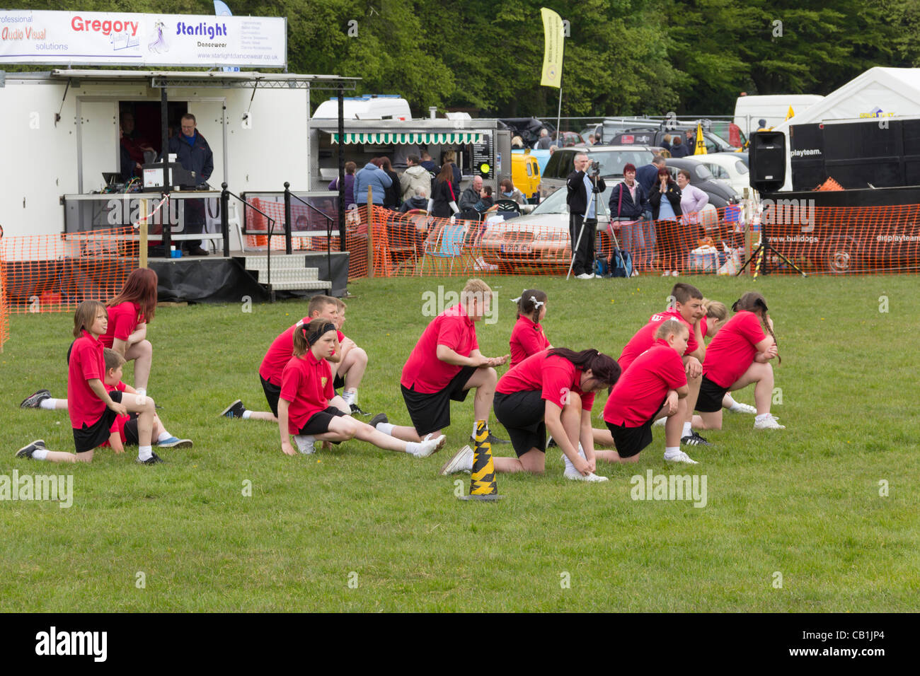 Sonntag, 20. Mai 2012, Witton Country Park, Blackburn England. Die jungen Leute von der Fleetwood basierend Bulldogs Gymnastik anzeigen Team vorbereiten, um ihre Beweglichkeit im Ehrenring der Landschaft Experience Day inszeniert von Royal Lancashire landwirtschaftliche Gesellschaft (RLAS) anzuzeigen. Stockfoto