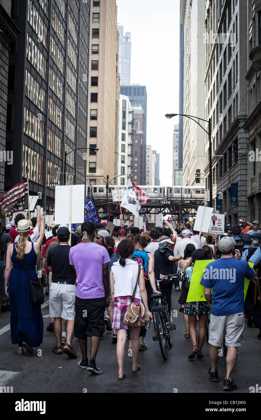 Chicago, USA. 20. Mai 2012. Demonstranten säumen die Straßen von Chicago bis 2012-NATO-Gipfel protestieren Stockfoto