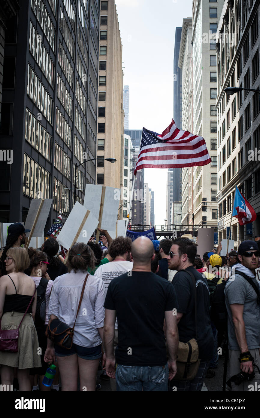 Chicago, USA. 20. Mai 2012. Demonstranten säumen die Straßen von Chicago bis 2012-NATO-Gipfel protestieren Stockfoto