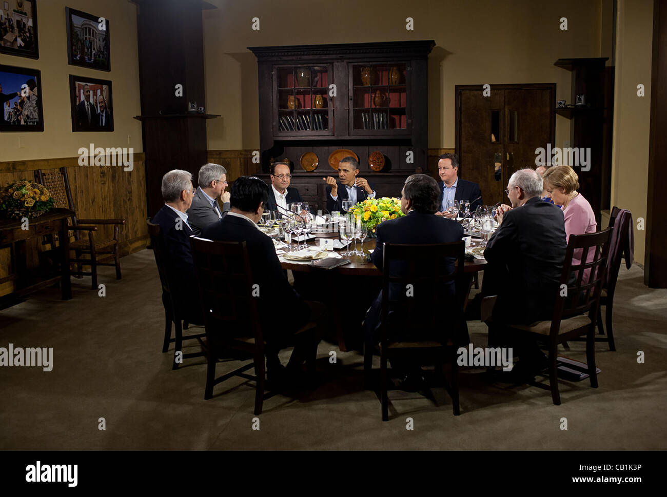 US-Präsident Barack Obama beherbergt ein Arbeitsessen in Laurel Kabine während des G8-Gipfels am 18. Mai 2012 Camp David, Maryland. Sitzend im Uhrzeigersinn von den Präsidenten sind: Premierminister David Cameron des Vereinigten Königreichs, Premierminister Dmitry Medvedev Russlands, Bundeskanzlerin Angela Merkel, Herm Stockfoto