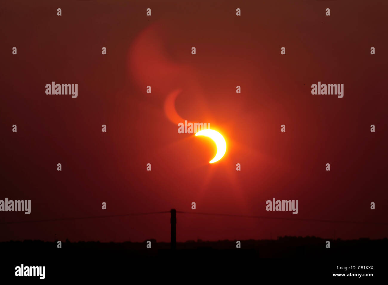 2012 ringförmige Sonnenfinsternis, teilweise durch breite, am 20. Mai 2012. Die Sonnenfinsternis ereignete sich nur wenige Minuten vor Sonnenuntergang. Stockfoto